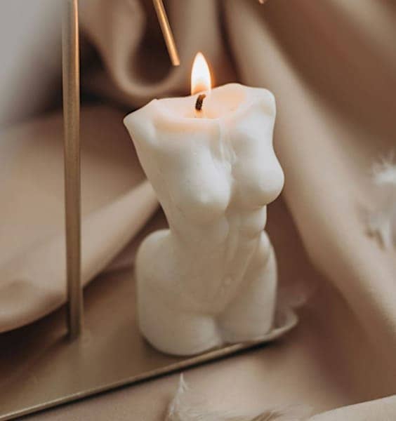 bougie-en-forme-de-haut-de-corps-féminin