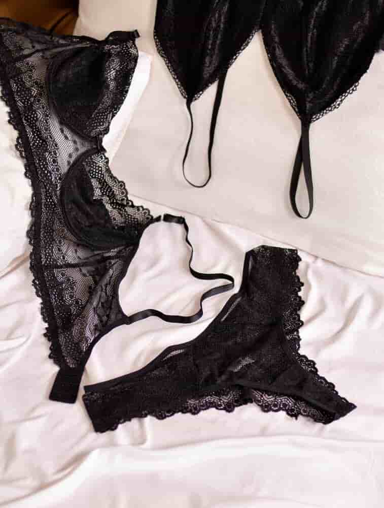 ensemble-de-pièces-de-lingerie-noire