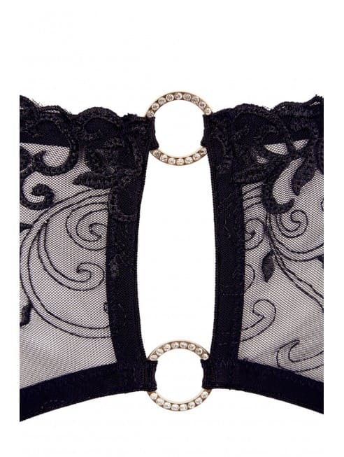 details-de-deux-anneaux-bijoux-sur-ensemble-sexy