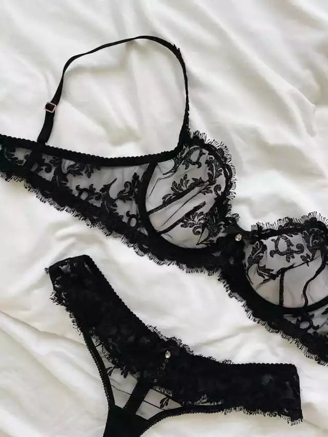 une-culotte-et-un-soutien-gorge-sexy-transparent - senslov